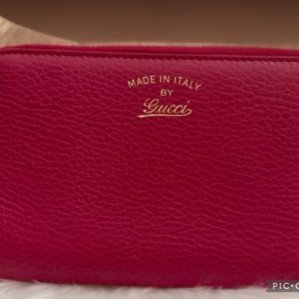 GUCCI💥
Fuchsia Leather Zip Wallet - Picture 9 of 9